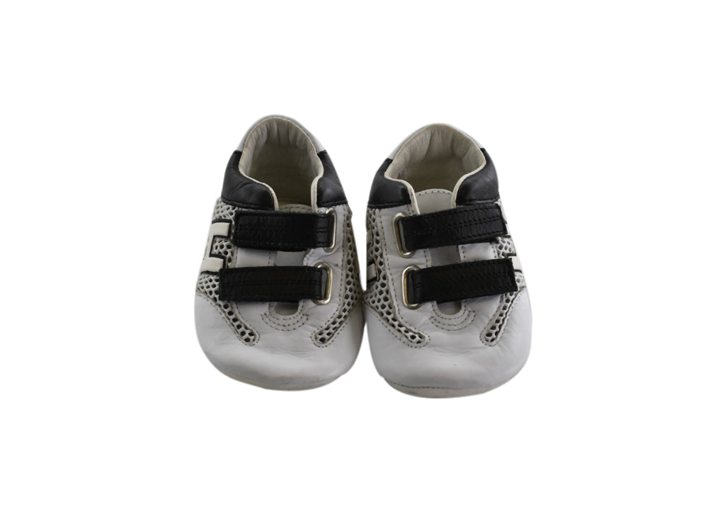 Baby boy orders grey pram shoes